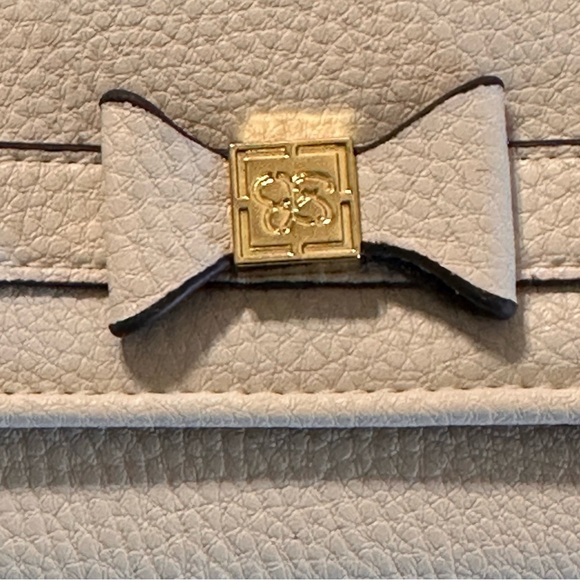 Jessica Simpson Cream Wallet with Gold-Tone Bow and Credit Card Slips - Picture 12 of 16